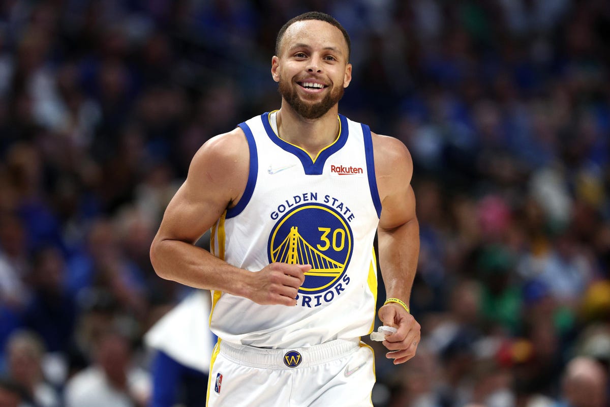 stephen curry is happy in feild