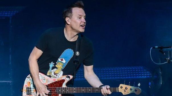 Mark Hoppus playing guitar in show 