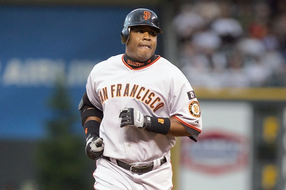 barry bonds playing baseball in ground