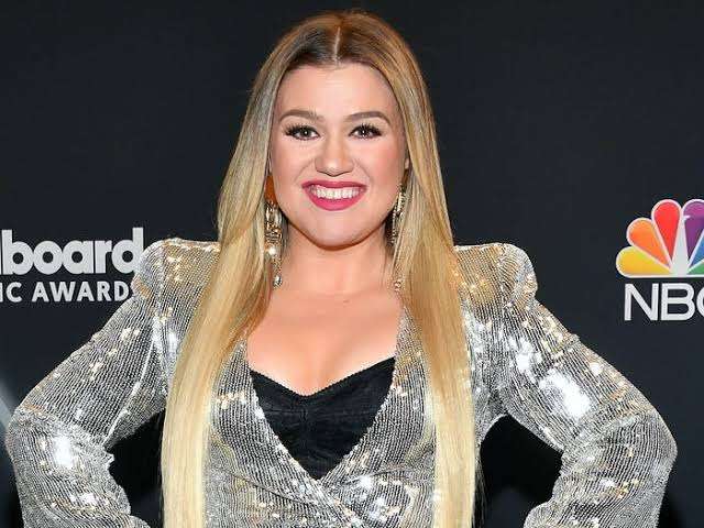 Kelly Clarkson Looking Beautiful